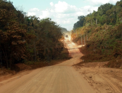 Route BR-163 entre Cuiabá et Santarém. Pará. http://confins.revues.org/docannexe/image/10749/img-2.jpg