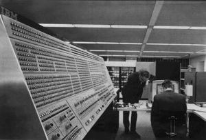 Le panneau de commande d'un ordinateur IBM 360/91 de la NASA dans les années 60