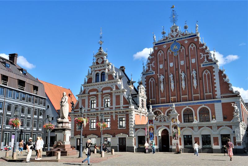 File:Schwarzhäupterhaus Riga.jpg