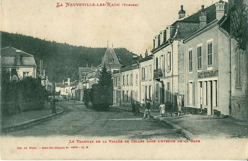 File:Weick - LA NEUVEVILLE-LES-RAON - LE TRAMWAY DE LA VALLEE DE CELLES DANS L AVENUE DE LA GARE.jpg