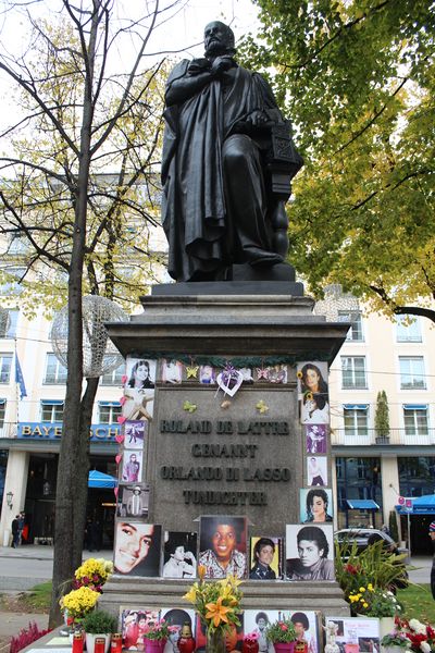File:Monument Orlando Lasso Denkmal Munich 6.jpg