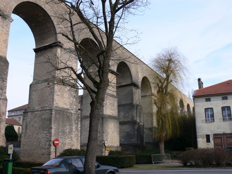 File:F 57 Aqueduc Jouy-aux-Arches.JPG