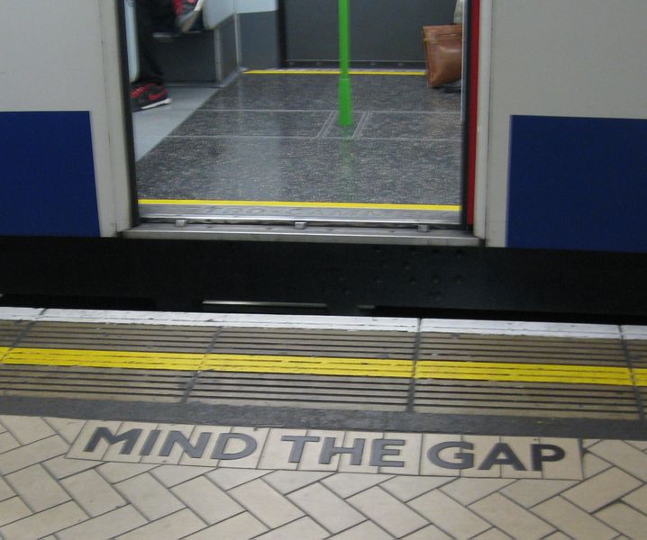 File:MindTheGapVictoria.jpg